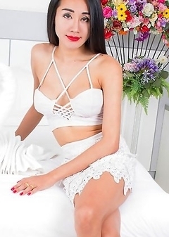 Pretti is a gorgeous Grooby girl with a sexy body, big boobs, a nice round ass and a delicious uncut cock!